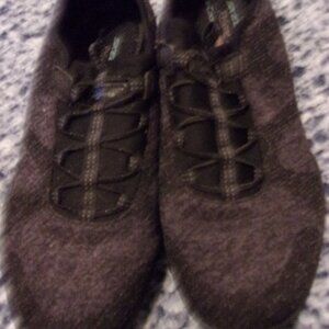 Skecher Relaxed Fit Memory Foam shoes size 8